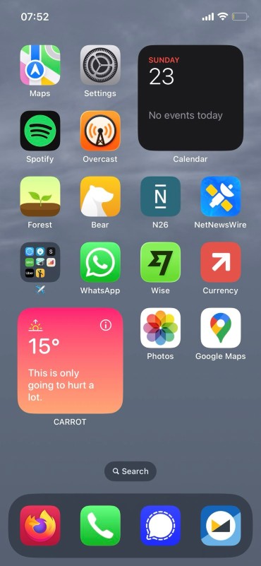 A homescreen on iOS showing the following apps: Apple Maps, Settings, Spotify, Overcast, Forest, Bear, N26, NetNewsWire, a folder with travel apps, WhatsApp, Wise, Currency, Photos and Google Maps. There's a calendar widget in the top right and a weather widget in the bottom left.