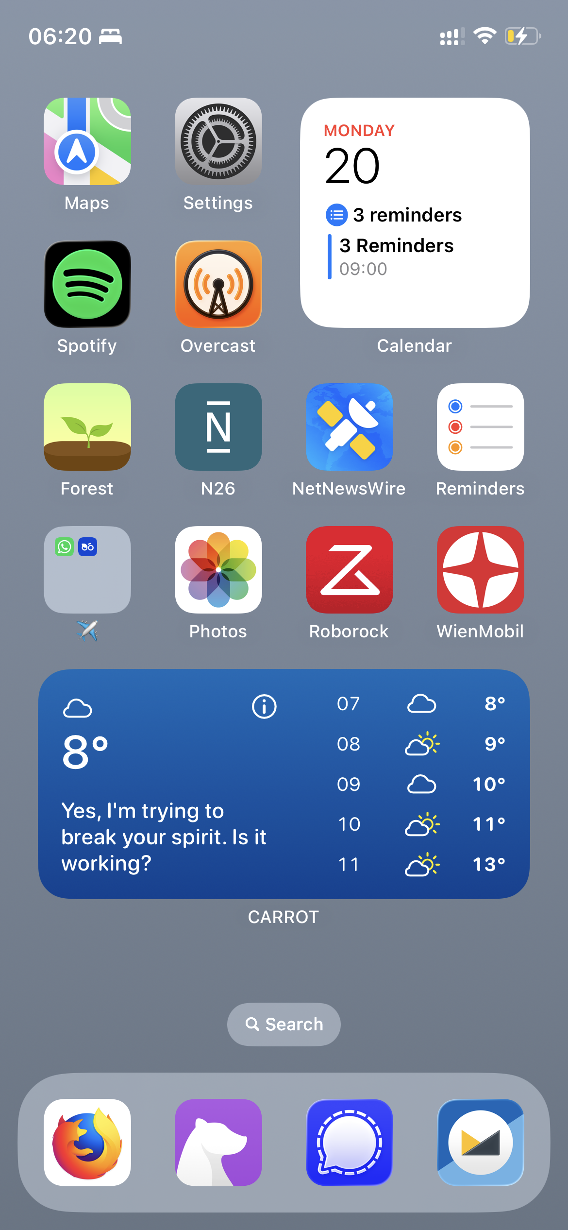A homescreen on iOS showing the following apps: Apple Maps, Settings, Spotify, Overcast, Forest, N26, NetNewsWire, Reminder, a folder with travel apps, Photos, Roborock and Wien Mobil. There's a calendar widget in the top right and a weather widget in the bottom. In the favourites bar are the following apps: Firefox, Bear, Signal and Fastmail.