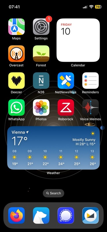 A homescreen on iOS showing the following apps: Apple Maps, Settings, Overcast, Forest, Deezer, N26, NetNewsWire, Reminders, WhatsApp, Photos, Roborock and Voice Memos. There's a calendar widget in the top right and a weather widget in the bottom. In the favourites bar are the following apps: Firefox, Bear, Signal and Fastmail.